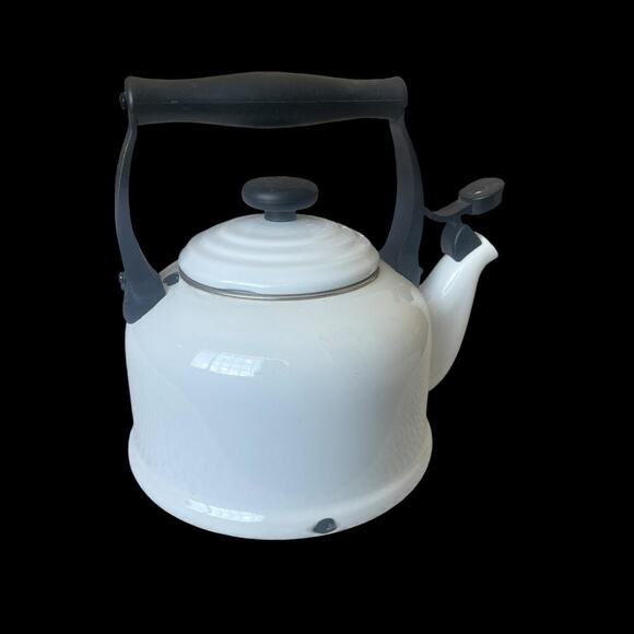 Le Creuset 2.1 Litre/2.2 Quart White/Ivory Tea Pot - Picture 16 of 16